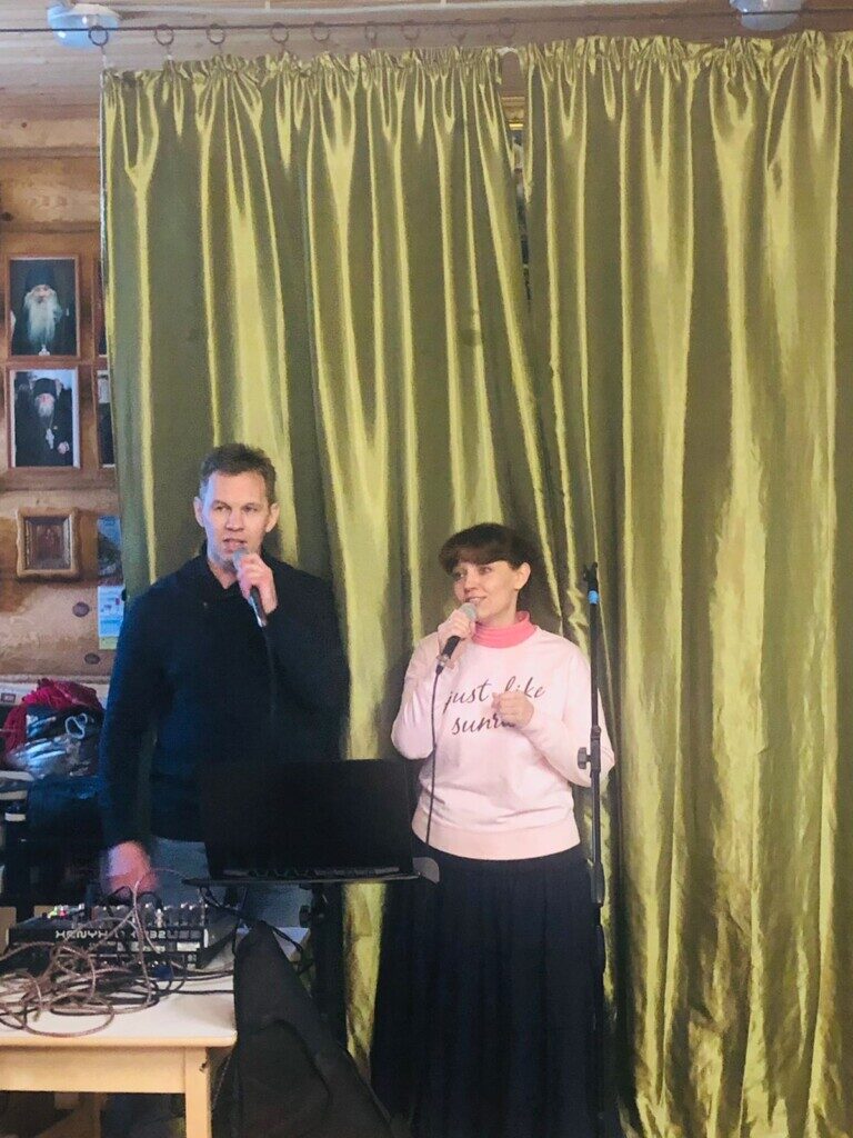 Музыканты Олег и Нина Зуевы исполняют рождественские и новогодние песни